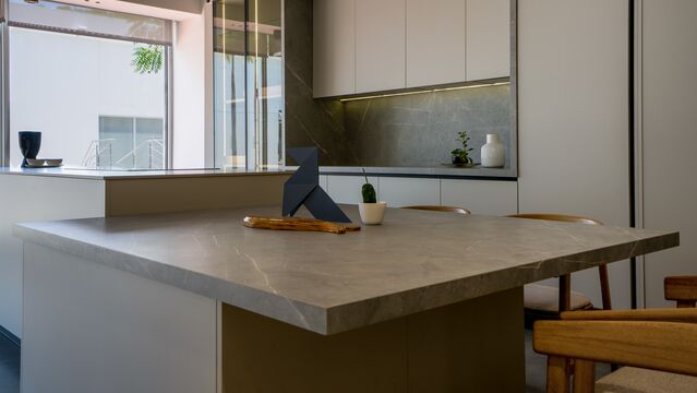 Cartagena-Top-Create-Mesón-Gramarson-Armani-silver- piso Crotone pulpis 04